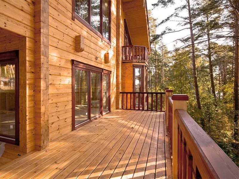 Как защитить стены деревянного дома от выгорания на солнце